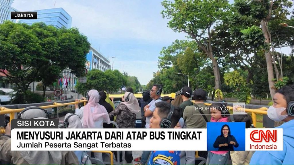 VIDEO: Menyusuri Jakarta dari Atap Bus