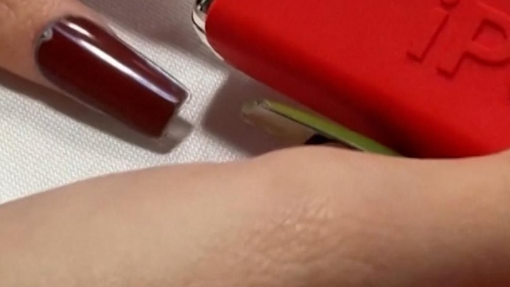 Alat Ini Bisa Ganti Warna Kuku via HP