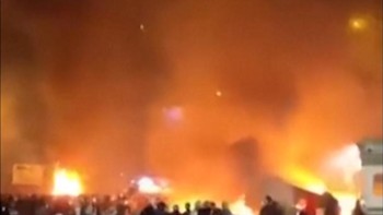 Demo di Iran Kian Membara, Mobil-mobil hingga Gedung Dibakar Massa