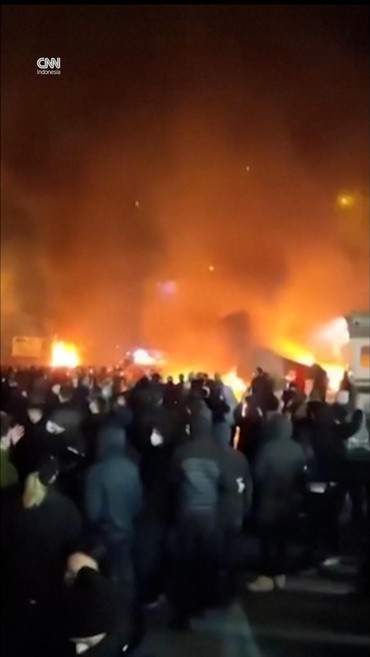 Demo di Iran Kian Membara, Mobil-mobil hingga Gedung Dibakar Massa