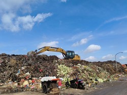 Mulai Diangkut, Begini Penampakan Gunungan Sampah di Pasar Induk Kramat Jati