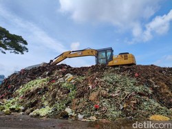 Video Pramono Minta Pasar Jaya Bereskan Gunungan Sampah Pasar Kramat Jati