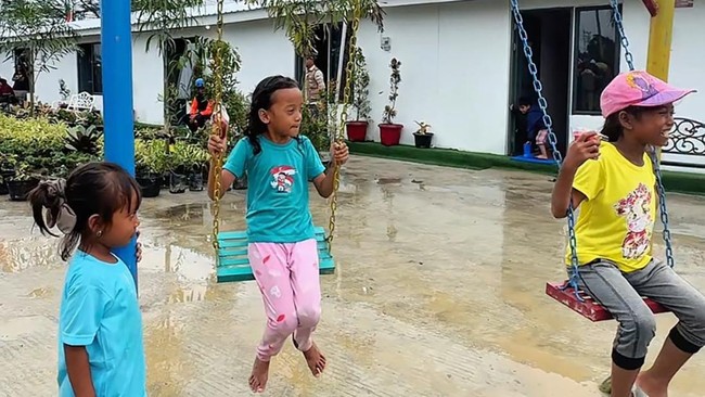 Kompleks rumah hunian sementara di Aceh Tamiang membawa harapan baru bagi pengungsi. Anak-anak bermain ceria, sementara orang tua merasa tenang di huntara.