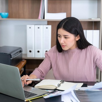 Bukan Si Paling Mengejar Cinta, 5 Zodiak yang Pilih Sibuk Berkarier daripada Hubungan Asmaranya