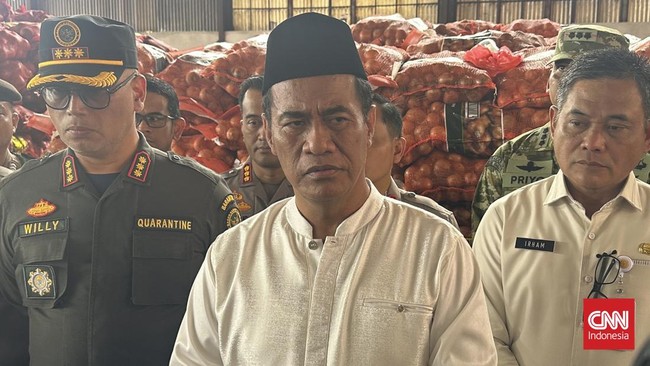 Menteri Pertanian Andi Amran Sulaiman menyita 133,5 ton bawang bombai ilegal di Semarang. Tindakan ini mencegah risiko penyakit dan melindungi sektor pertanian.