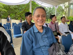 Usia Bukan Penghalang, Pria 51 Tahun Ini Yakin Bisa Kerja di Hotel Kelas Dunia