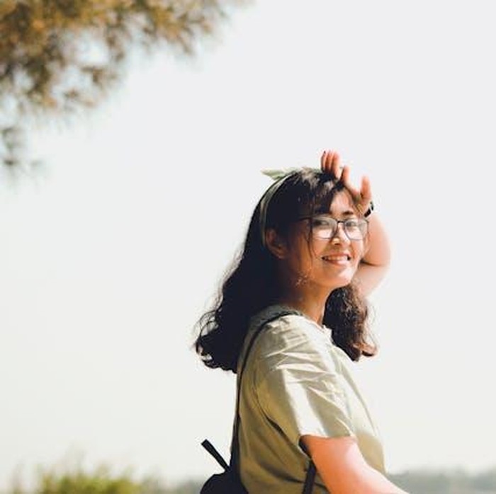 Kerentanan bukan berarti lemah, ia adalah keberanian untuk jujur pada diri sendiri dan orang lain tentang apa yang sedang dirasakan. Perempuan yang berani mengakui bahwa ia sedang lelah, takut, atau bingung, menunjukkan kedewasaan emosional yang dalam.