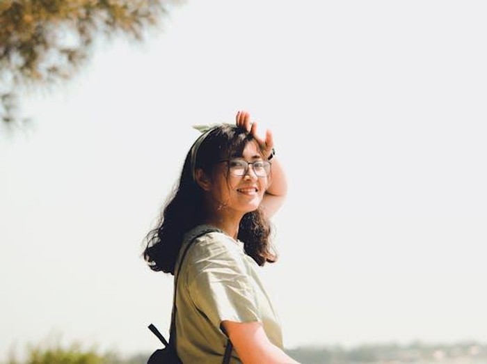 Kerentanan bukan berarti lemah, ia adalah keberanian untuk jujur pada diri sendiri dan orang lain tentang apa yang sedang dirasakan. Perempuan yang berani mengakui bahwa ia sedang lelah, takut, atau bingung, menunjukkan kedewasaan emosional yang dalam.