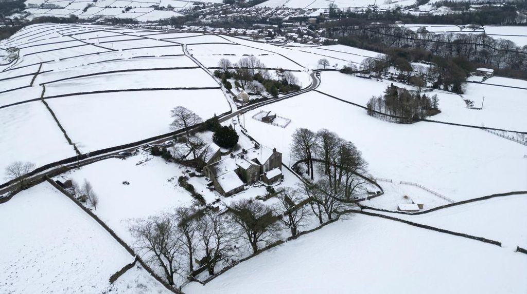 FOTO: Inggris Diselimuti Salju, Diikuti Pemadaman Listrik