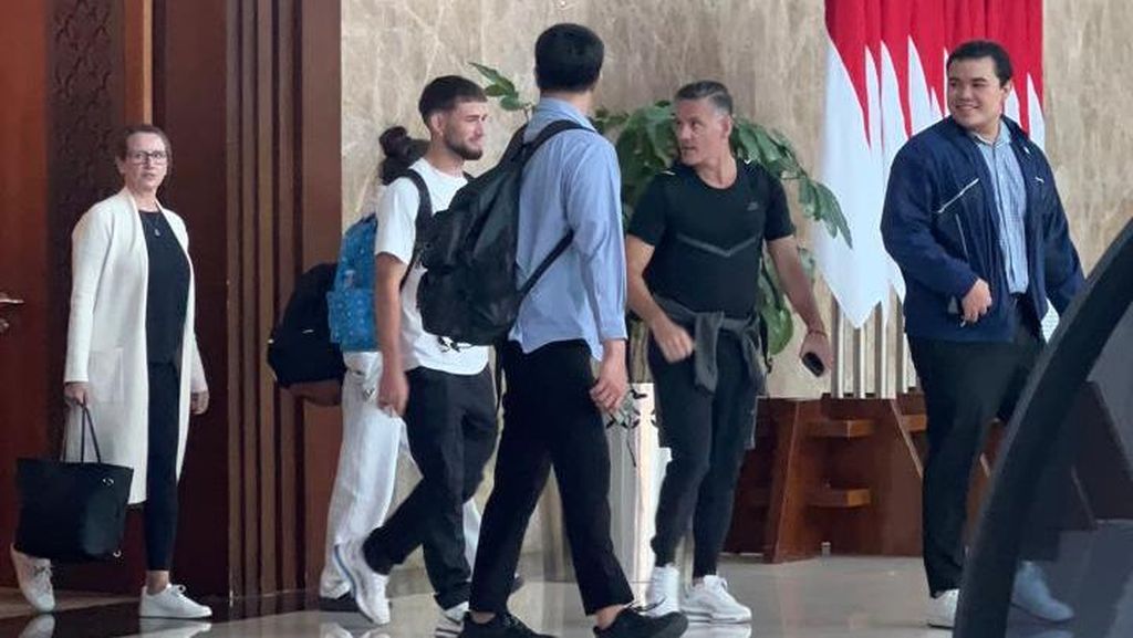 John Herdman Tiba di Bandara Soekarno Hatta Tanpa Asisten Pelatih