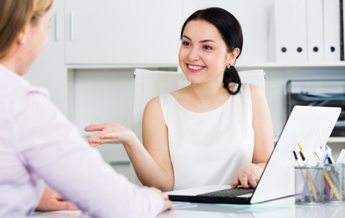 Kalimat ini menurunkan defensif lawan bicara dan membuat keputusan terasa lebih aman. Menurut ahli komunikasi, kebebasan memilih meningkatkan peluang persetujuan secara sukarela./ Foto: freepik.com/bearfotos