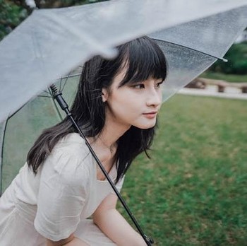 6 Kepribadian Orang yang Suka Hujan, Terlihat Tenang, Peka, dan Punya Dunia Sendiri