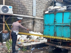 Diduga Terpeleset, Pria Tewas Tergeletak di Sebelah Truk Sampah Denpasar
