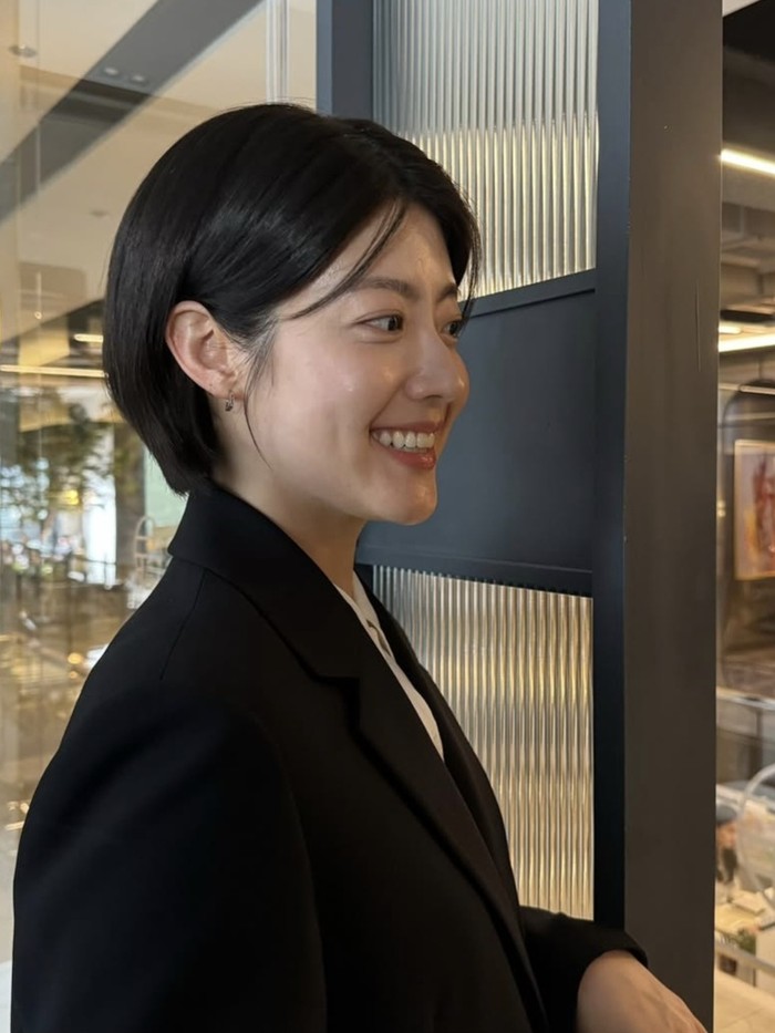 Meskipun sibuk dengan pekerjaan, Nam Ji Hyun mengutamakan pendidikan. Tahun 2020 lalu, ia berhasil meraih gelar sarjana di Sogang University jurusan Psikologi./ foto: instagram.com/hyuniiiiiii_95917