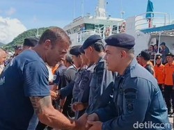 Kala Keluarga Salami Personel SAR Saat Pencarian Anak Pelatih Valencia Ditutup