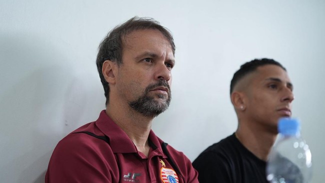 Pelatih Persija, Mouricio Souza, menekankan pentingnya laga melawan Persib. Persiapan matang dilakukan untuk meraih kemenangan dan status juara paruh musim.