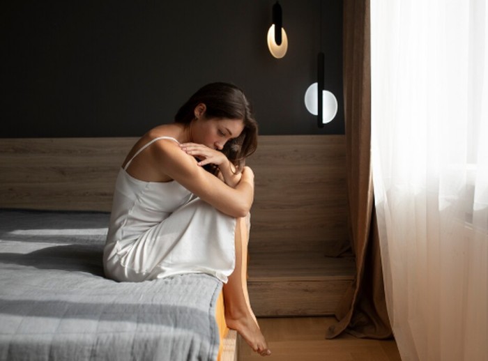 Pisces adalah zodiak paling empatik dan sensitif secara emosional. Kemampuannya menyerap emosi sekitar sering membuat Pisces merasa tidak layak dicintai./ Foto: freepik.com/pikisuperstar