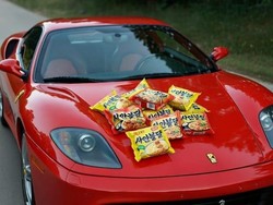 Viral Poverty Challenge Bikin Murka, Pamer Mi Instan di Atas Ferrari