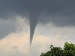 Ngerinya Puting Beliung Berputar di Langit Tulungagung