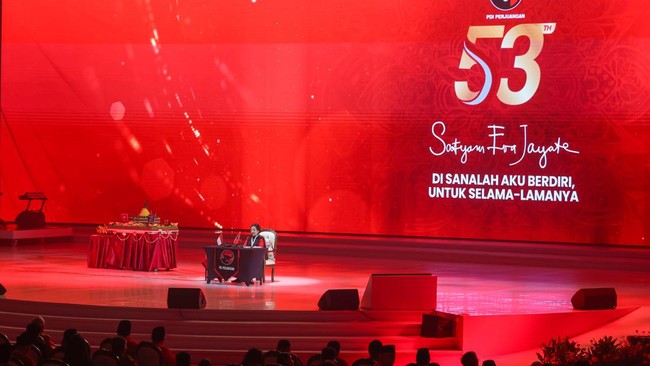 Megawati Soekarnoputri ungkap keprihatinan tentang demokrasi Indonesia, mengibaratkannya seperti senam poco-poco. PDIP menolak wacana pilkada tidak langsung.