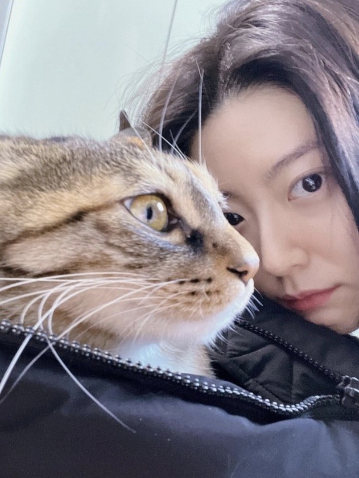 Sangat suka kucing! Nam Ji Hyun kerap kali mengunggah foto bersama kucing-kucing kesayangannya di akun Instagram pribadi./ foto: instagram.com/hyuniiiiiii_95917