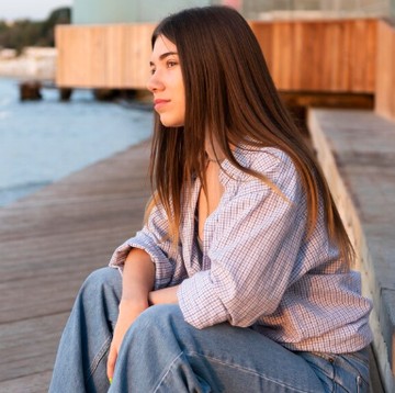 Sering Merasa Tak Layak Dicintai? Ini 3 Zodiak yang Paling Merasakannya