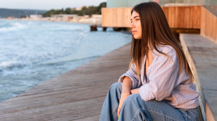 Sering Merasa Tak Layak Dicintai? Ini 3 Zodiak yang Paling Merasakannya