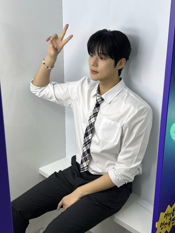 Tidak hanya karier aktingnya yang meningkat, Moon Sang Min juga melebarkan sayap sebagai MC di program musik KBS 'Music Bank' yang masih aktif hingga hari ini, juga membintangi iklan beberapa brand populer seperti Lullua, hingga Samsung./ foto: instagram.com/_sangmxn_