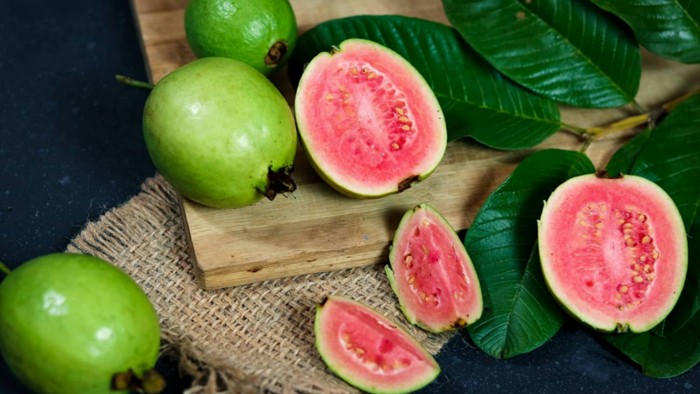 4 Manfaat Konsumsi Jambu di Musim Hujan, Redakan Flu dan Batuk Secara Alami