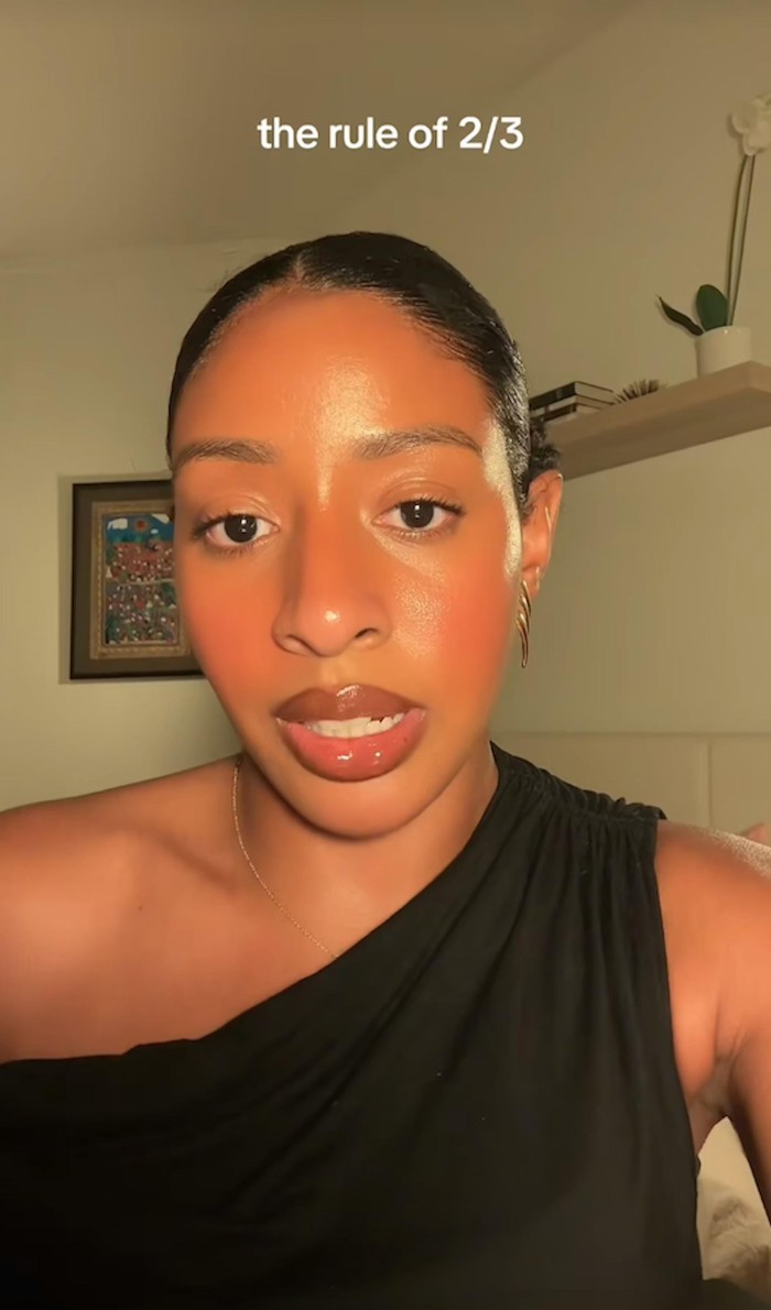 Memilih dua dari tiga hal, pakaian, riasan, atau rambut, dengan metode 2/3 memugkinkan kita menghemat waktu tapi tetap tampil maksimal. Misalnya kamu memilih untuk fokus pada makeup dan pakaian, maka penataan rambut bisa lebih effortless dengan tampilan sederhana.