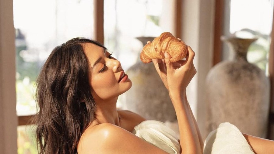 Asyiknya Aurelie Moeremans saat Makan Pastry hingga Donat Jumbo