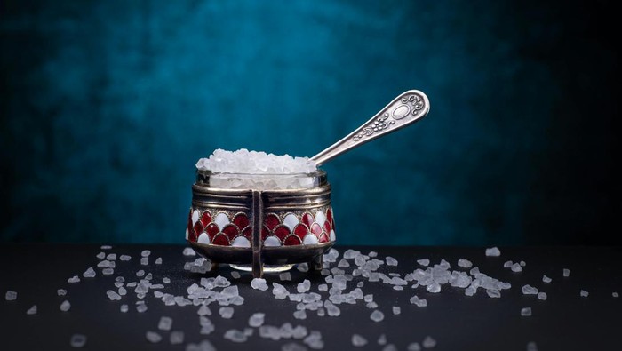 Garam dan gula adalah bahan makanan yang bisa digunakan dalam jangka waktu lama. Garam biasa digunakan sebagai pengawet.