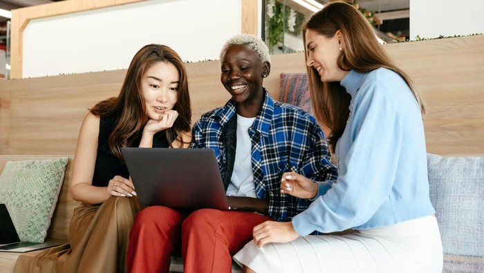 Orang cerdas bisa menyesuaikan gaya komunikasi dengan lawan bicara. Baik itu terhadap anak-anak, orang dewasa, ataupun seorang ahli.