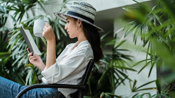 Orang cerdas menyukai momen sendiri. Mereka akan menggunakannya untuk melakukan hobi atau refleksi.