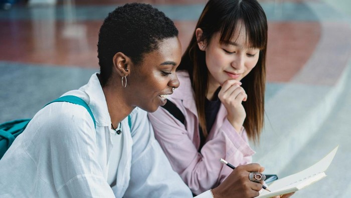 Orang cerdas mempertanyakan banyak hal. Mereka paham bahwa mereka tidak tahu, tidak pasti, sehingga mereka akan terus belajar.