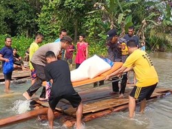 Kapolsek Beduai Kalbar Angkut Peti Jenazah Warga yang Terjebak Banjir