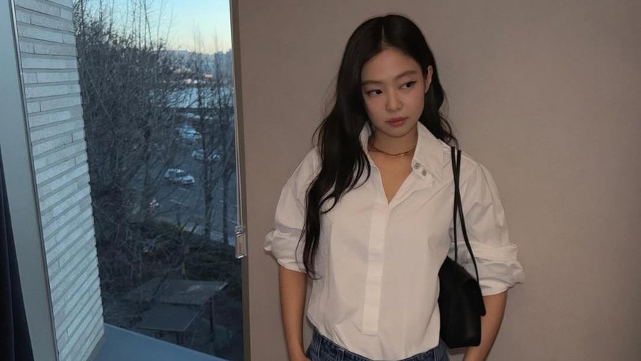Jennie BLACKPINK bergaya simpel dengan celana jins dan kemeja putih&period;