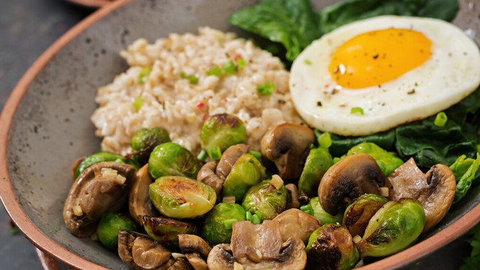 Kombinasi telur dan jamur. Bisa mengenyangkan tanpa kalori tambahan/Foto: freepik.com/timolina