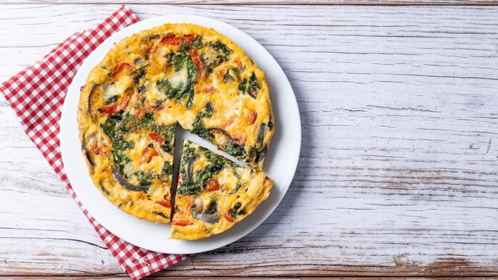 Kombinasi telur dan sayuran hijau. Bisa menyeimbangkan protein dan serat/Foto: freepik.com/chandlervid85