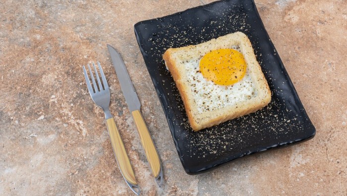 Kombinasi telur dengan biji-bijian utuh, seperti roti gandum. Bisa mengontrol gula darah/Foto: freepik.com/azerbaijan_stocker