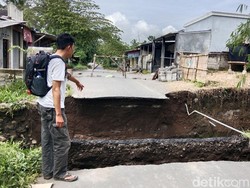 Jembatan Penghubung Dua Kecamatan di Lombok Timur Ambruk