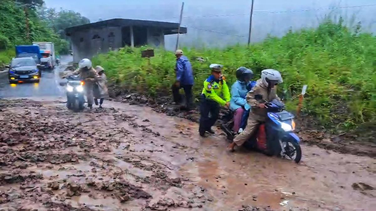 Longsor Terjang Jalur Geopark Ciletuh, Mobil dan Motor Terjebak Lumpur