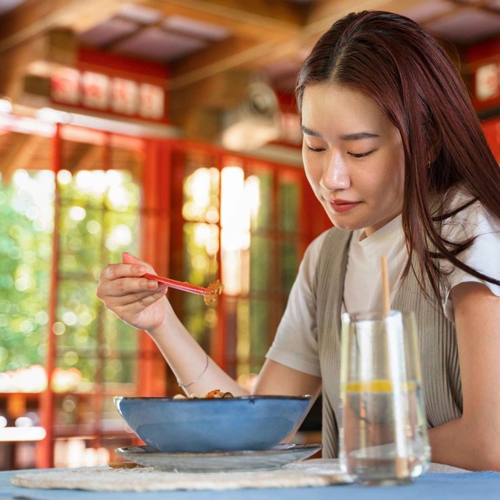 Makan perlahan dan menggunakan sumpit. Kebiasaan ini membantu tubuh mengenali sinyal kenyang/ Foto: freepik.com/ Freepik