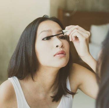 Waterproof Vs Water-Resistant Makeup: Mana yang Tepat untuk Kamu?