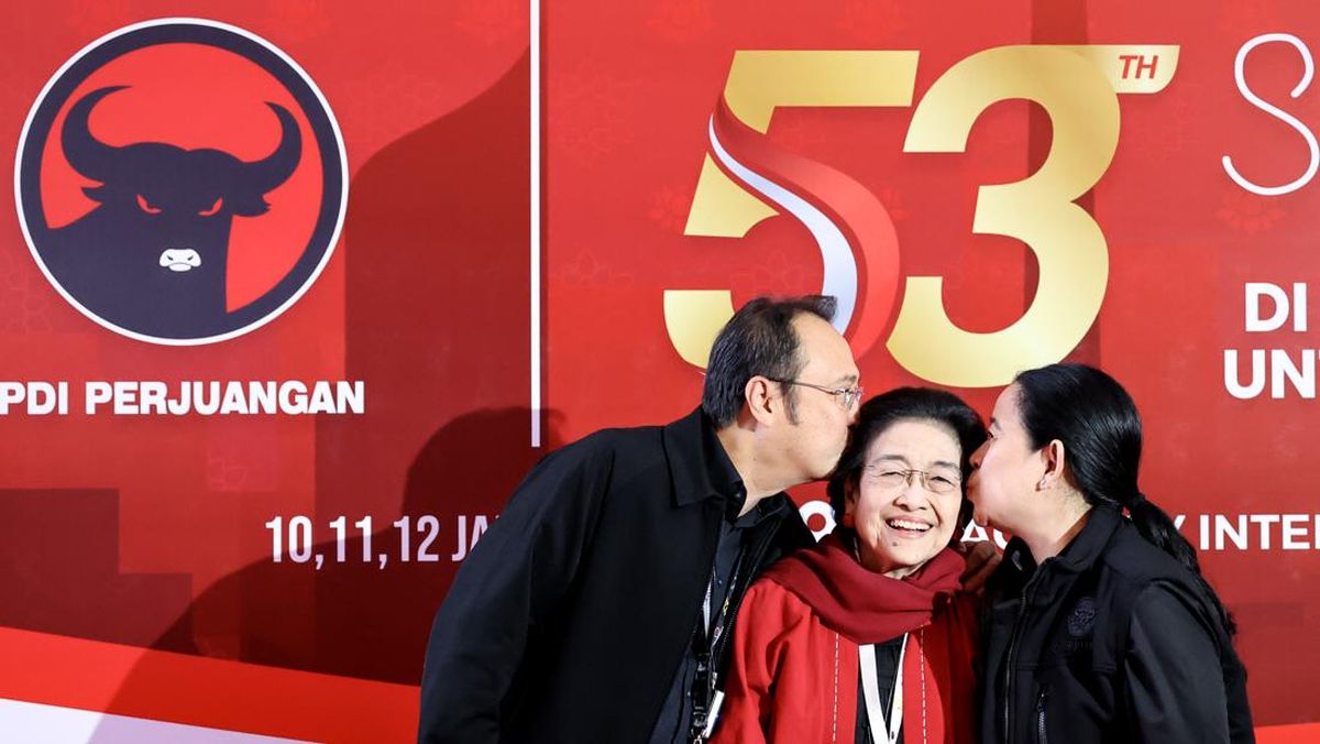 Momen Megawati Dicium Puan dan Prananda di Rakernas PDIP
