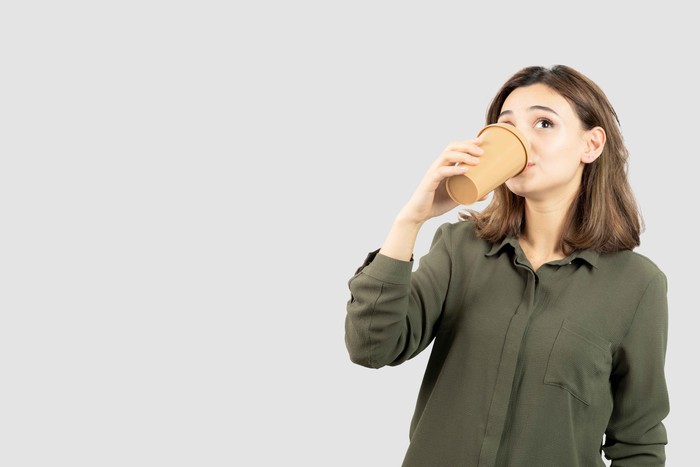 Minum air fermentasi. Air fermentasi membantu memperlancar sistem pencernaan./ Foto: freepik.com/Azerbaijan_stockers