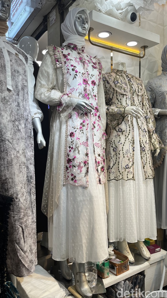 Model koleksi rompi lepas pasang yang ada di pasar Tanah Abang.