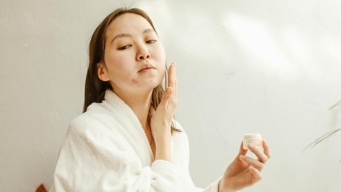 Skincare usia 30 tahun mencakup moisturizer. Skincare ini membantu menjaga kelembapan kulit.