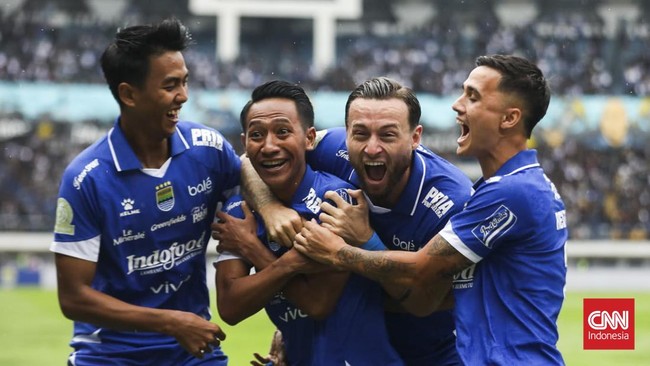 Persija Jakarta harus bermain dengan 10 pemain lawan Persib Bandung setelah Bruno Tabarao dikartu merah pada awal babak kedua.