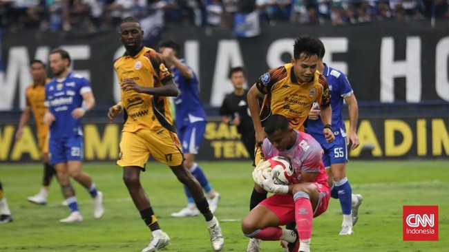 Persija Jakarta akan bertindak sebagai tuan rumah dalam duel lawan Persib Bandung di Samarinda, Minggu (10/5). Seberapa penting laga ini bagi kedua tim?